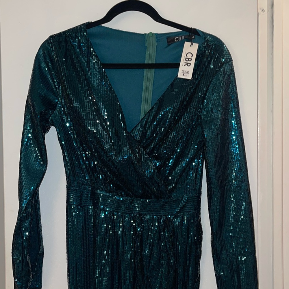 BNWT emerald green sequence dress to ankle size large. Tag CBR